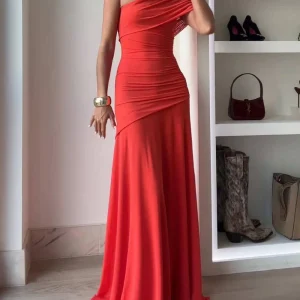 Robe sans manches à col diagonal et coupe slim